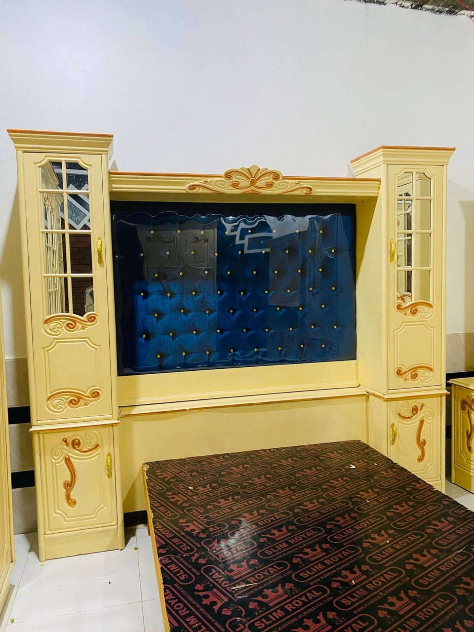 من رخصت المسؤل يوجد قرفه ملكي شرط حطاطه السعر مليون ٢٥٠ وبيه مجال العنوان الرمانه الاستفسار على التلفون ***********
