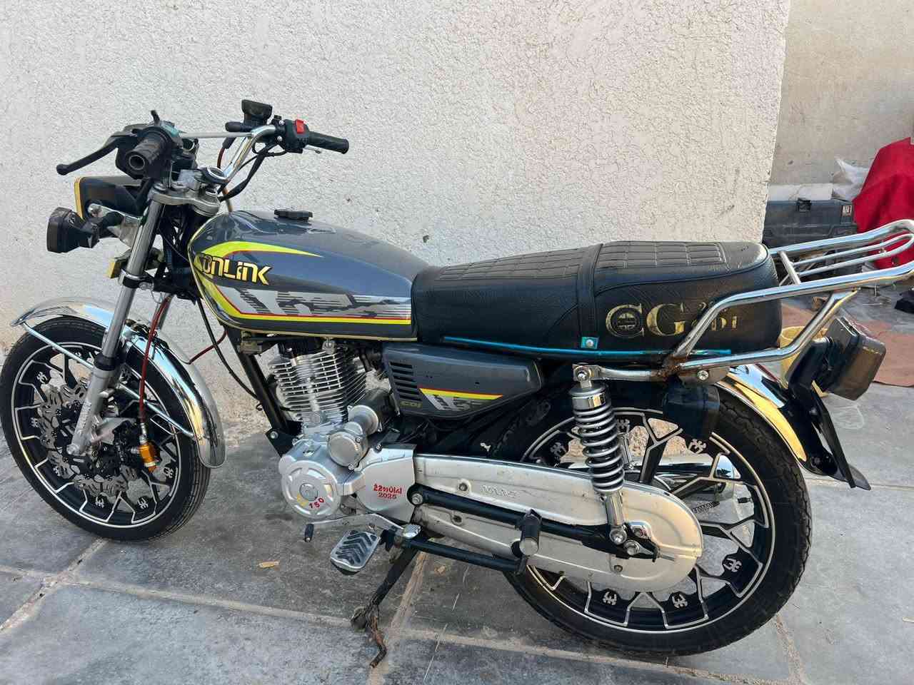 السلام عليكم سيفان للبيع اوراق سكنر موديل 25محرك ما مفتوح***********السعر 700وبيه مجال
