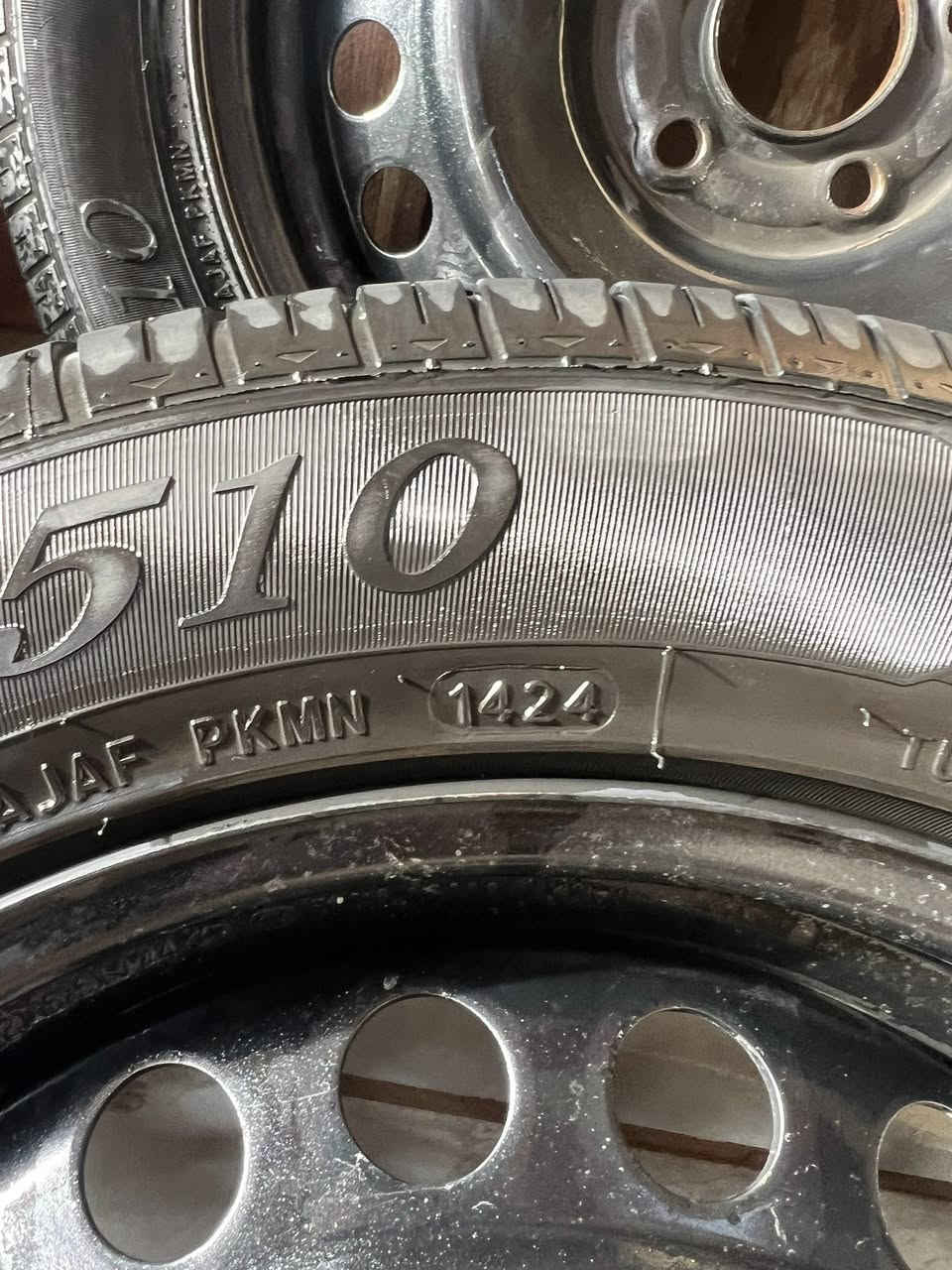 السلام عليكم
تخم ويل حديد كوري أصلي مال صول موديل 24 
قياس الويل 16 
قياس التايرات اللي بي 205/55/16 
نوع التايرات comforser 
مستعملات شهر فقط 
السعر 300 ألف 
يرهمن فورتي جي تي لاين - صول - كورلا - كامري 
للتواصل واتساب *********** 
او اتصال ***********
