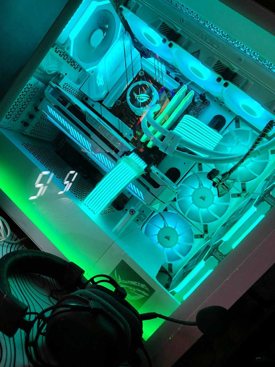 تجميعة PC ثيم ابيض ASUS ROG STRIX 
GPU :: RTX 3080 ASUS ROG STRIX OC WHITE⚪

CPU :: INTEL CORE I5 13600KF BOX

M.B :: B660 ASUS ROG STRIX A GAMING WIFI DDR5 WHITE⚪

RAM :: T.FORCE DELTA 32GB 6000 RGB WHITE⚪

PSU ::  CORSAIR RM850X GOLD FM

SSd::  M. 2 NVME 1TB Predator  G7000 Gen 4
COOLER :: ASUS ROG STRIX LC II 360 ARGB WHITE⚪

CASE :: CORSAIR 5000D AIR FLOW AF FAN WHITE⚪

FAN :: LIAN LI SL 120 V2 WHITE

ACC :: LIAN LI STREMER PLUS M.B :: GPU
شاشة شاومي 2k 180 hz 
ماوس هايبر اكس + كيبورد ajazz
سبيكر مسطره
UPS High Power 3000 va
السعر 
2.500.000
مليونيين و500الف


**إذا كنت صاحب هذا الإعلان وتريد حذفه لأي سبب، رجاءا أرسل رسالة إلى الدعم الفني**
