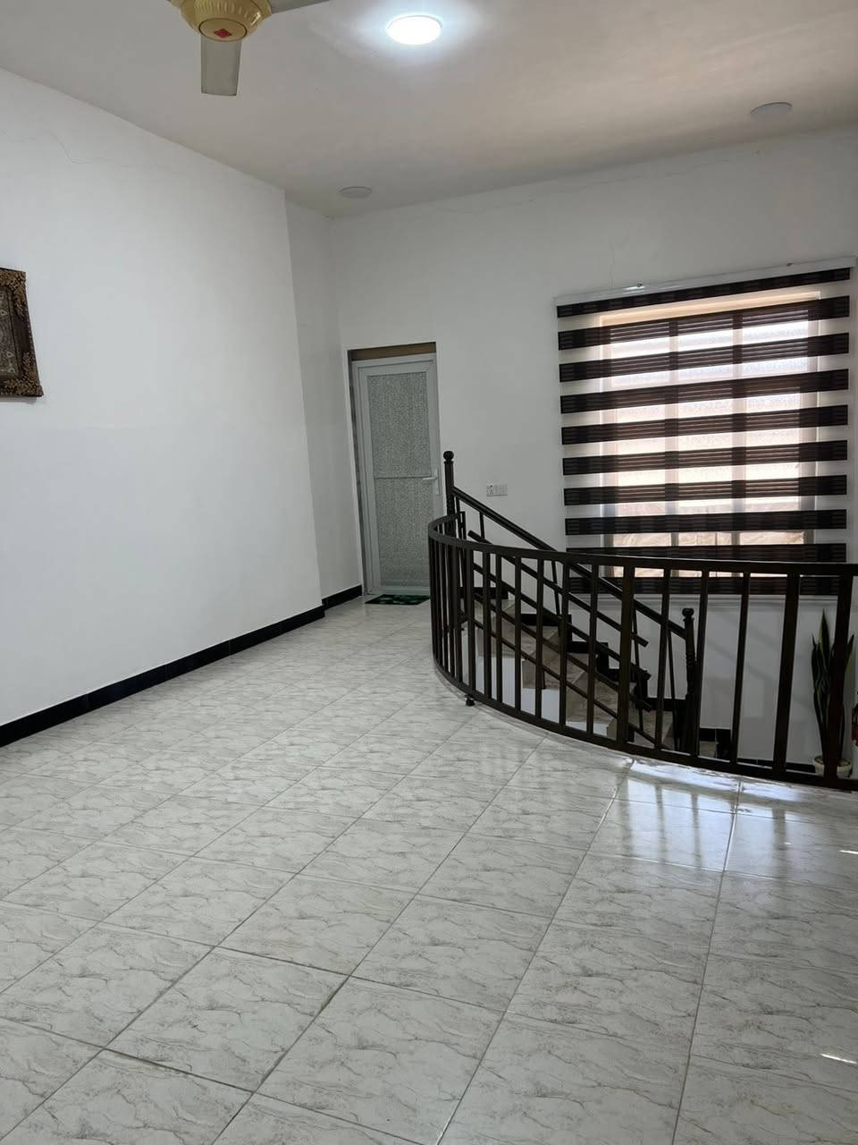 بيت للبيع مساحته 180
الطابق الارضي مطبخ استقبال صاله غرفة نوم حمامات ثنين

الطابق الثاني غرفتين نوم وحمام 

مكانه قرب فلكة الزعيم حي العهد
زراعي سند 25

للاستفسار ‭***********‬
