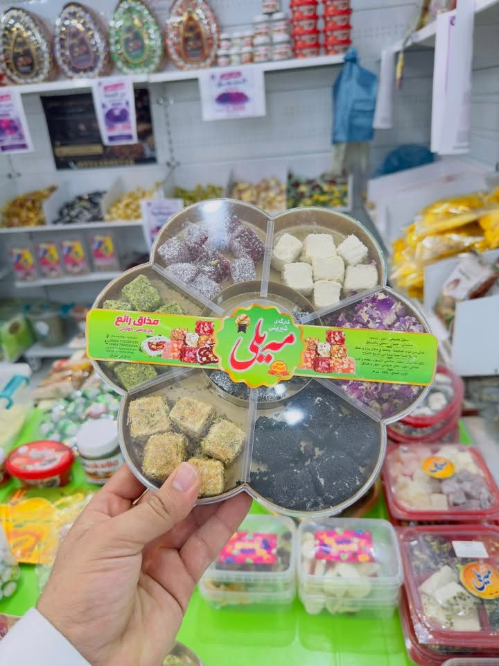 عندج قراية وحايرة بصينية الجكليت؟ وتريدين شي فخم، مرتب ومختلف ومحد مسويه؟ 🤍✨

عندج مجلس حسيني أو أي مناسبة ومحتارة شلون ترتبين الجكليت والحلقوم حتى يطلع بأحلى صورة ويبيض الوجه؟ 😍

هنا تلقين الذوق والترتيب واللمسات اللي تخلي توزيعاتج مميزة وتلفت نظر الكل من أول نظرة 💕

ستايلات مختلفة، شغل مرتب وأنيق، تفاصيل حلوة وأسعار مناسبة حتى تطلع مناسبتج بأجمل شكل ✨

خلي مناسبتج تبقى مميزة وتفاصيلها تنحفظ بالبال 🤍
يوجد توصيل 🚚 داخل وخارج الصويرة 
***********

