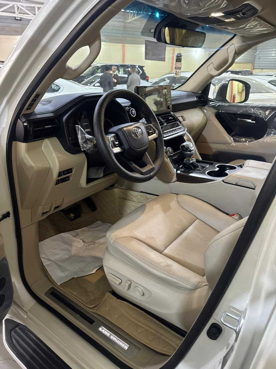 سلام عليكم
لاندكروز GXR تطبيق شركة فطيم 
محرك 4000 V6
موديل 2022 
مكفولة من صبغ وتبديل وبارد 
رقم اربيل باسمي تحويل او وكالة 
مواصفات 
ثلث شاشات 
سلايت 
رادار امامي + انحدار 
اربع كامرات 
نقطة عمياء 
كشنات اثنين كهرباء 
شغال بعد 
كشنات جلد 
جنطة كهرباء 
حساس امامي خلفي
شغال بعد بلادي
فتحة سقف  
بصمات اثنين
***********
***********
