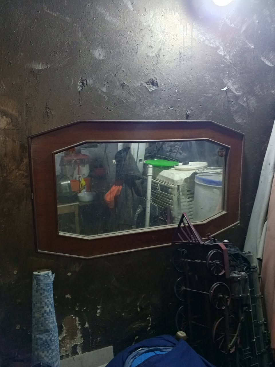 غراض للبيع
6قنفات 4 مرايا 4 طبلات 
العنوان بغداد ***********
