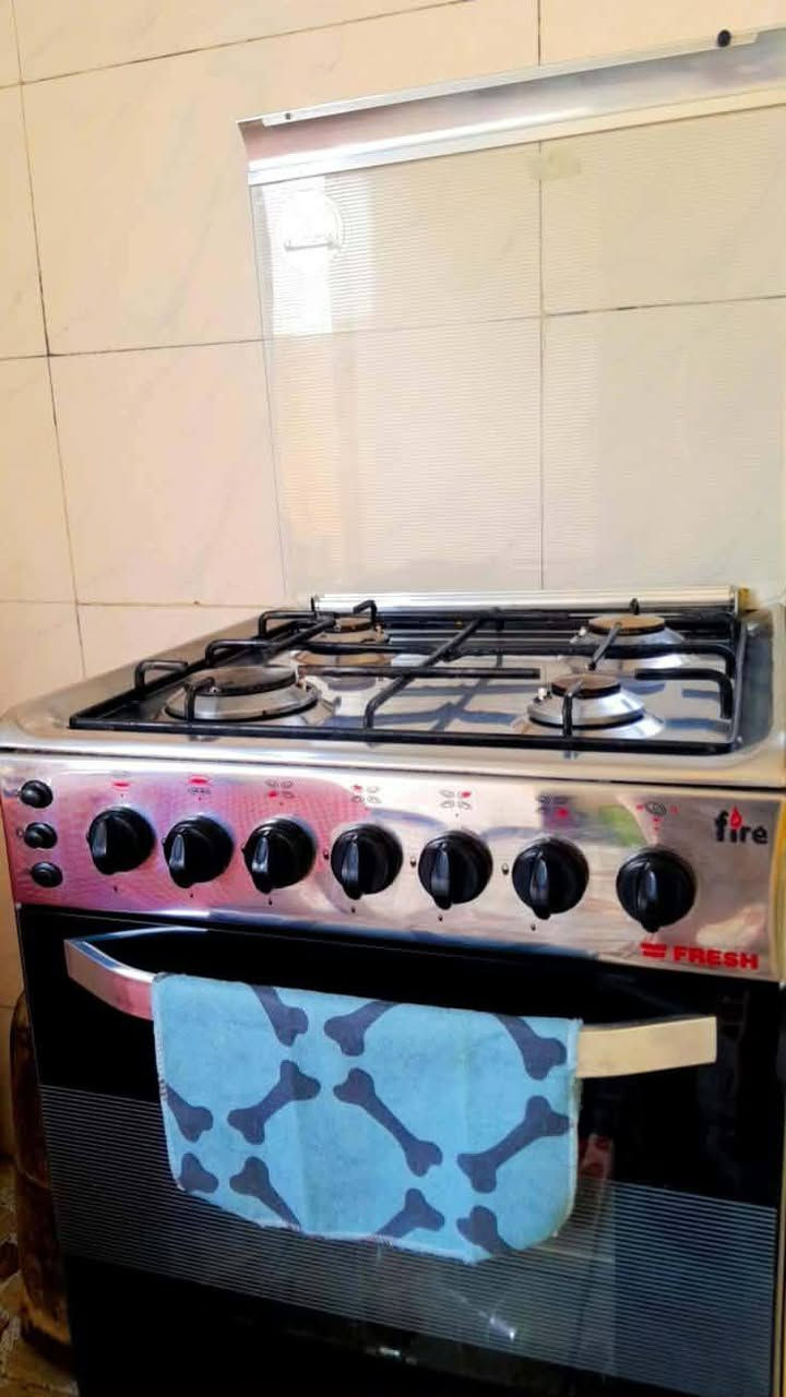 سلام عليكم عندي هذا الكوانتر هوه و الملحق نظيف و طباخ اصلي اربع عيون يتشغلن و الفرن هم يشتغل و تخم مكون من 8 مقاعد مابي شي ويا كوشات 5 ما ارد على الخاص أتصال على رقمي او رساله ***********
