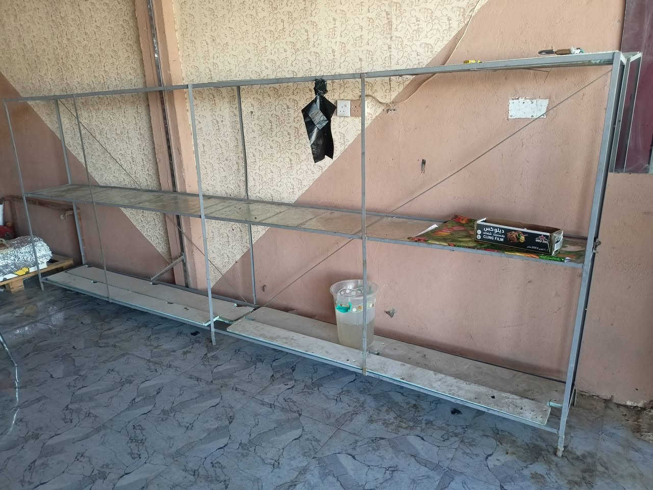 السلام عليكم
يوجد عارضة عدد 2 
رفوف عدد اثنين 
واحد طول 4 م وارتفاع متر ونص 
والاخر طول 3 م وارتفاع متر ونص 
متواجد عل رقم فقط ***********
