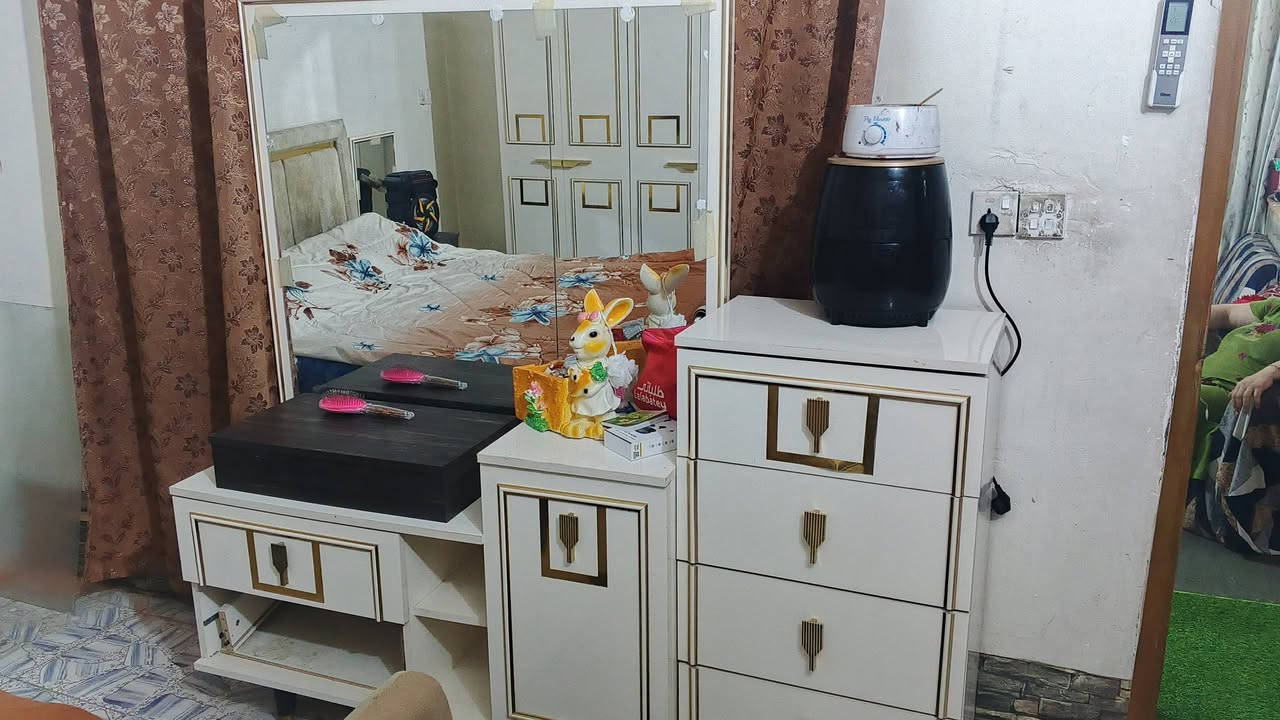 غرفة تركية 9 قطع اضرار جدآ بسيطة
السعر 650 الف مجال بسيط حك الجية 
*********** واتساب
