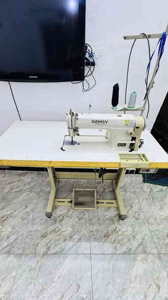 السلام عليكم مكينة خياطة للبيع نوع المكينة GEMSY المكينة نظيفة جدا مستعملة قليل 
العنوان بغداد منطقة الشعب 
او الاتصال على الرقم ***********
يي استفسار عل السعر خاص او الاتصال على الرقم
