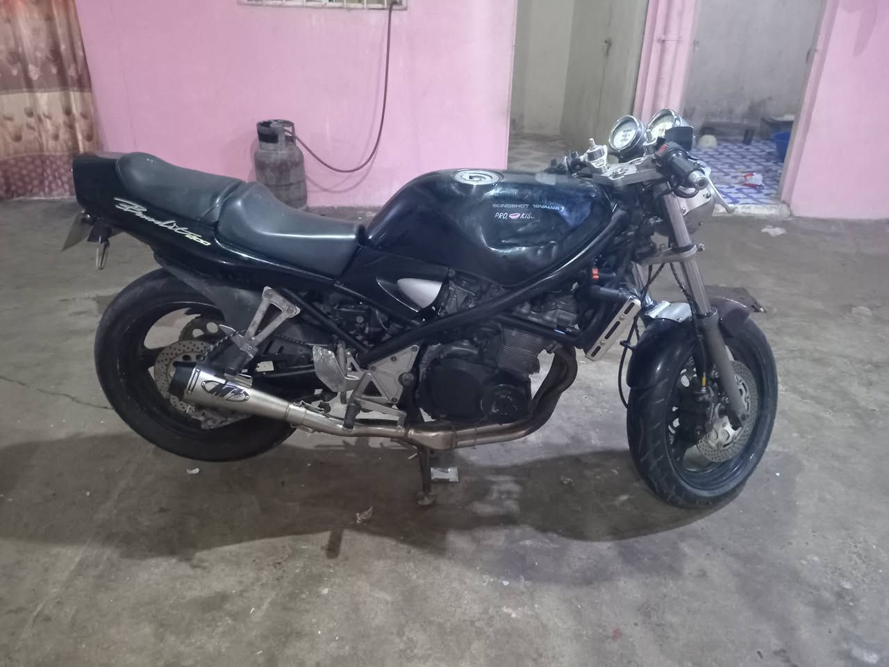 دراجه باند 400 للبيع او مروسه محرك مامفتوح بس الفوك كهربائيات كلها شغاله دراجه نضيفه يعوزها بس كابريتر؛(العنوان).. موصل جانب الايسر (رقم الهاتف) *********** المو شرايه لا يدخل السعر 550
