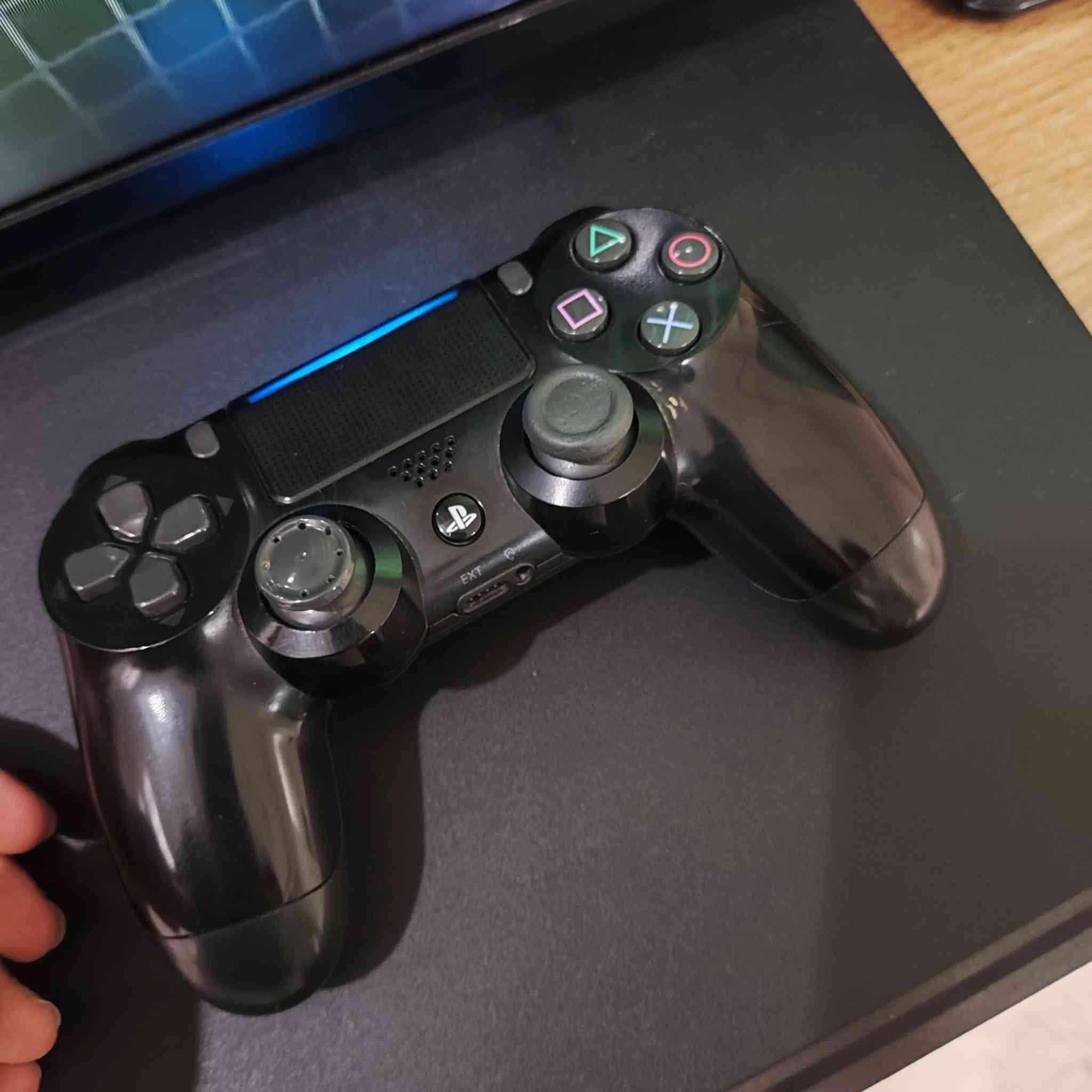 بلي 4 سليم مستعمل نظيف جداً
مكفول من التصليحات غير مفتوح 
بل إضافة إلى ستاند مبرد هوائي 
ويدات اثنين باللون الاسود 
وقرص فيفا 25 
وقرص ريد يد ريدبشن2 
و قرص GTA5
وقرص call of duty modern 2
وقرص ماين كرافت 
السعر 275 الف 
للتواصل او الاستفسار ***********
