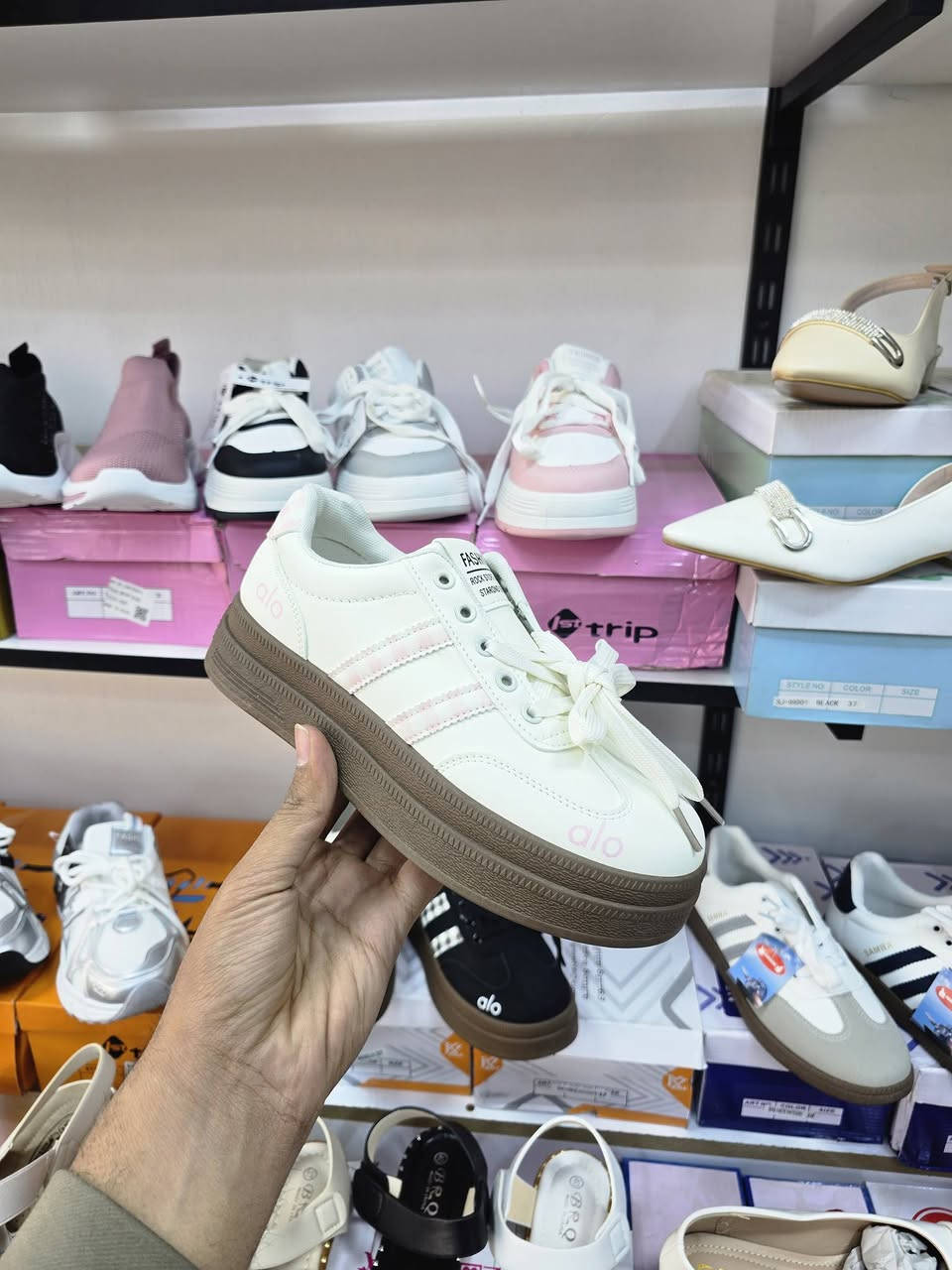 السلام عليكم 😊 
الجوهرة شوز 💎 اختيارك المميز 🤍
موديل جديد من سامبا النسائية بستيل كلش حلو ✨️
     قياس ٣٧ - ٤١
📍العنوان كوت خاجية شارع ٤٠ داخل السوق 
للإستفسار وطلب تواصل خاص 🚚


**إذا كنت صاحب هذا الإعلان وتريد حذفه لأي سبب، رجاءا أرسل رسالة إلى الدعم الفني**