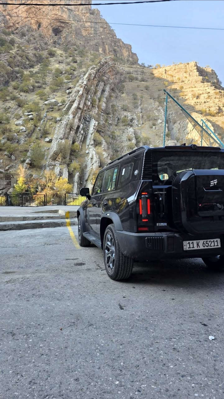 (بلك-ان هايبرد🔋)جيتور T2 1.5L Plug-in Hybrid LUXURY
___________________
مكاني كربلاء 
***********
___________________
هايبرد
وكاله هارلم
الموديل: 2026 (خليجي)
العداد: 14000
تمشي بل شحنة الوحدة بحدود ال 140 كيلو 

المحرك: 4 أسطوانات 1.5L تيربو + محرك كهربائي القوة الاجمالية 380 حصان
عزم الدوران (نيوتن-م): 610
ناقل الحركة: أوتوماتيكي مخصص لنظام الهايبرد 3DHT
نظام الدفع: نظام دفع بالعجلات الامامية
سعة البطارية كيلووات/س: 26.7
بشحنة كهربائية وتعبئة وقود كاملة يصل المدى إلى 1100 كم
✨️
الضمان الأساسي: 6 سنوات وعداد كيلومترات مفتوح
ضمان المحرك: 10 سنوات او 1،000،000 كم (أيهما اولاً / للمالك الأول)
ضمان البطارية : 8 سنوات او 150,000 كم (ايهما اولا)
المواصفات
*فتحة سقف بانوراما بقياس 1.1م
*إطارات قياس 20 إنچ
*الصندوق شفط
*الشباك الامامي شعار جيتور مضاء
*عروض ضوئية وموسيقية استعراضية
*رادار تفاعلي
*نظام القيادة شبه الذاتية
*نظام الكبح التلقائي في حالة الطوارئ
*كاميرات محيطية 540 درجة
*حساسات أمامية وخلفية
*نقطة العمياء
• تحذير مغادرة المسار
• المساعدة للبقاء في المسار
*شاشة التحكم بقياس 15.6 إنچ
*شاشة القيادة بقياس 10.25 إنچ
*نظام صوتي 12 سماعات من Sony
*نظام أبل كاربلاي وأندرويد أوتو
*نظام اوامر صوتية
*المقاعد من الجلد الفاخر
*مقعد السائق والراكب كهربائي و مبردة
• ذاكرة مقاعد امامية لحفظ 3 وضعيات
*إنارة محيطية متعددة الالوان
*عتبات الأبواب مضيئة
*مصابيح أوتوماتيكية LED مع مصابيح نهارية
*التكييف التلقائي مع الضوء العالي
*نظام تقليل الضجيج مع زجاح مزدوج
*المرايا الجانبية قابلة للطي كهربائياً ومدفئة
*(بصمة) و تشغيل عن بعد
• إغلاق نوافذ وفتحة السقف عن بعد
*شاحن لاسلكي سريع
*نظام تنقية الهواء PM2.5
*مسند الذراع الوسطي مع ثلاجة
*انماط قيادة متعددة
*وسائد هوائية امامية و جانبية عدد 6
*حساسات مطر
*دوسات جانبية
*نظام التحكم بنزول المنحدرات
*نظام المساعدة لصعود المرتفعات
