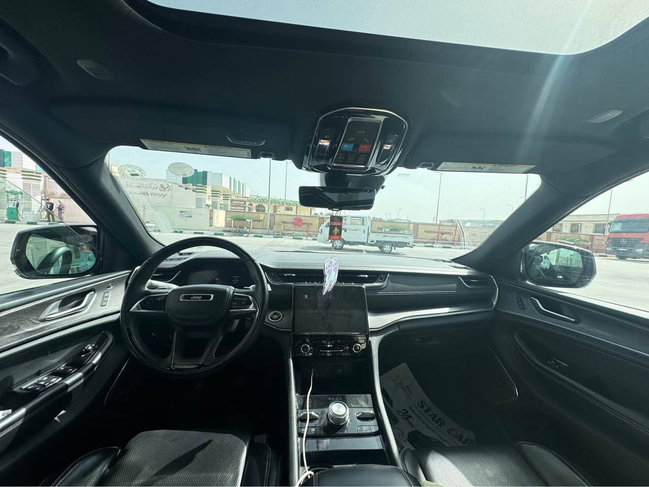 جيب كراند شيروكي اوفرلاند L .
الموديل : 2022  . 
‎المحرك : 5700 - V8  . 
‎العداد :   ( 52 الف ميل )

‎المواصفات :
‎* دفع رباعي 4x4 . 
‎* نظام تعليق هوائي (جكات). 
‎* قيادة ذاتية عند المنعطفات. 
‎* رادار امامي مع مانع تصادم . 
‎* تحذير الخروج عن المسار . 
‎* تحذير النقطة عمياء ⚠ .
‎* نظام تحذير عند التقاطعات. 
‎* نظام تحذير عند تجاوز السرعة المحددة.  
‎* نظام تقليل الضجيج داخل المقصورة. 
‎* إنارة محيطية. 
‎* شاحن موبايل وايرلس. 
‎* تعديل وضعيات مقود السائق كهربائيا. 
‎* مرايا تعتيم ذاتي. 
‎* المرايا الجانبية قابلة للطي كهربائيا. 
‎* نظام الصوت 9 سماعات.
‎* ويل قياس 20 انج .
‎* سقف بانوراما .  
‎* شاشه كبيرة 10.1 انج . 
‎* نظام الخرائط (GPS) .
‎* عرض خرائط الطريق على لوحة القيادة.
‎* لوحة القيادة بقياس 10 أنچ.   
‎* كاميرا للمرأة الداخلية. 
‎* المصابيح الأمامية زنون .
‎* كشافات الضباب زنون . 
‎* دخول ذكي. 
‎* بصمة على 5 ابواب للدخول الذكي. 
‎* تشغيل عن بعد .
‎* الصندوق الخلفيي كهربائي .
‎* فتح الصندوق الخلفي مع حركة القدم.
‎* فرش المقصورة الداخلية من الجلد الطبيعي الفاخر .
‎* اضافات من الخشب الطبيعي للمقصورة الداخلية. 
‎* ذاكرة لحفظ وضعيات الجلوس للسائق. 
‎* ذاكرة لحفظ وضعيات الجلوس للراكب.
‎* مساج للمقاعد الامامية السائق والراكب. 
‎* المقاعد الأمامية كهربائية .
‎* المقاعد الأمامية تبريد وتدفئة .
‎* المقاعد الخلفية تدفئة .
‎* ستائر للشبابيك الخلفية. 
‎* انارة داخلية LED متعددة الالوان . 
‎* حساسات امامية. 
‎* حساسات خلفية . 
* 7 راكب .
* مكيف خلفي مع وحدة تحكم منفصلة . 
‎* تدفئة ستيرن . 
‎* مانع تصادم خلفي .
‎* بلوتوث تلفون . 
‎* محدد سرعة . 
‎* نظام التشغيل والاطفاء الاوتوماتيكي .
‎* نظام بريك اوتماتيكي .
* ⁠الضرر /باب الصدر الي بصف السايق تبديل نفسي اللون 
موجود صوره السونار🚨🚨🚨🚨
 
 
السعر 39.000$ 💵💵  ببه مجال

----------------
مكانه/ بابل /  المسيب
*********** الفلوجة, الأنبار
