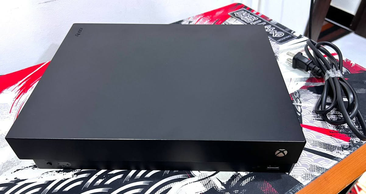 سلام عليكم 
للبيع XBOX ONE X جهاز نضيف مابي اي مشاكل كامل الملحقات كيبلات كامله 
بدون جوستك 
ذاكرة 1T
يدعم دقة 4K
الجهاز مفتوح لغرض التنظيف يم مكتب محترف يعني مو شخص عادي بعد ميحتاج تنظيف طول العمر جيب ولعب مابي اي مشاكل و مداخل تصليح امانت الله 
تجي تفحص يمي بل بيت وتاخذ راحتك 
السعر 140 ألف 
مكاني بغداد الدوره 
رقم ***********
