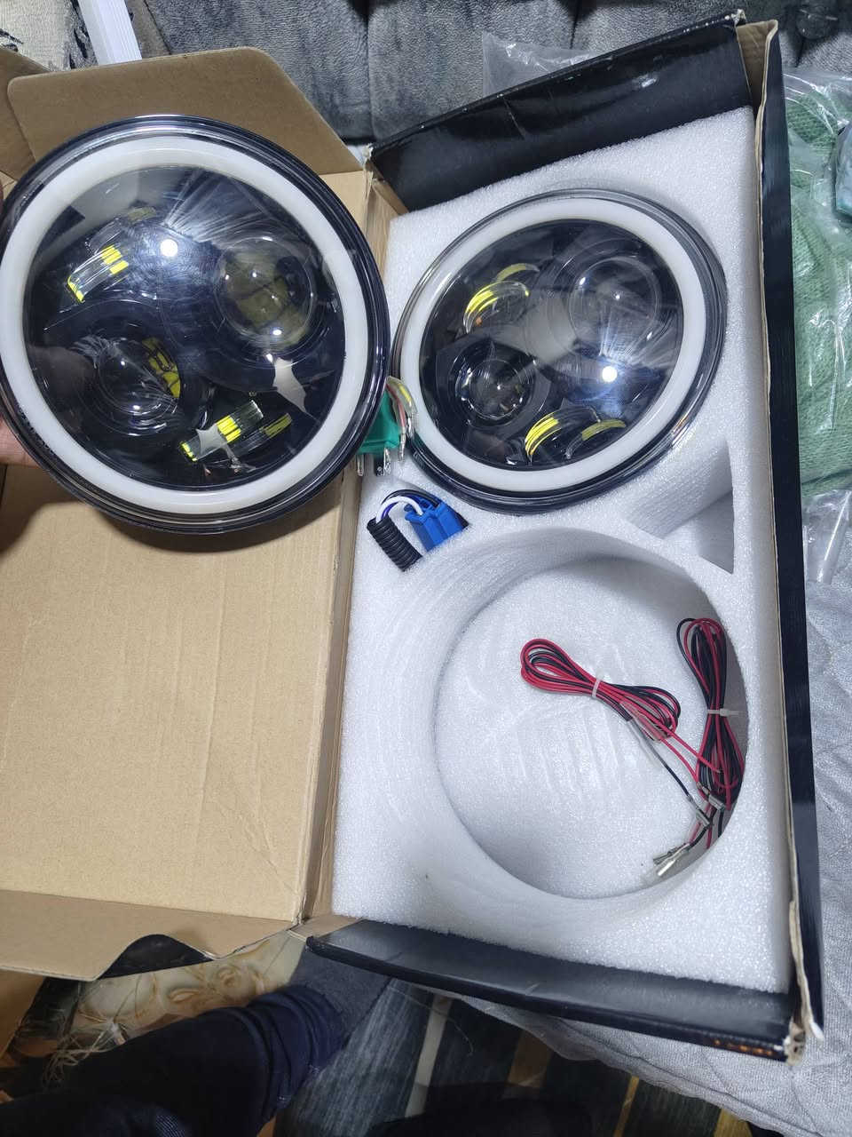 Jeep Wrangler (لايتات )
🔧 المواصفات العامة إلها:
💡 نوع الإضاءة: LED كامل
🔵 حلقة خارجية بيضاء: DRL (إضاءة نهارية)

🔦 عدسات Projector تعطي خط ضوء واضح وقوي
⚡ الواط: بين 60 – 80 واط للواحد
🔌 فولتية: 12V (مناسبة لكل سيارات الجيب العادية)
🌧️ مقاومة ماء وغبار: IP67 أو IP68
السعر 120 الف


**إذا كنت صاحب هذا الإعلان وتريد حذفه لأي سبب، رجاءا أرسل رسالة إلى الدعم الفني**