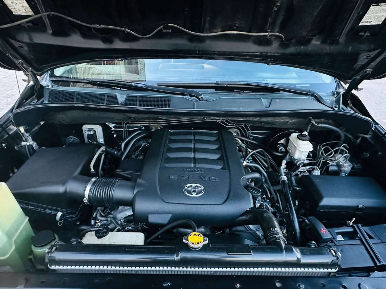 تويوتا تندارا بلاتينيوم موديل 2013 ماشيه 70 الف فقط السعر 168 وبيها مجال بسيط للأستفسار 
*********** 
بيها صبغ جاملغ امامي فقط 
فول مواصفات بلاتينيوم فتحة سقف كشنات جلد كهرباء تحكم ستيرن جهتين مكينه V8 5700 جامة خلفية كهرباء فور ويل باب طويل بدي قصير تبريد وتدفئة بالكشنات شاشه رادارات كامره دواره السيارة جديدة وجاهزة مكانها كربلاء المقدسة
