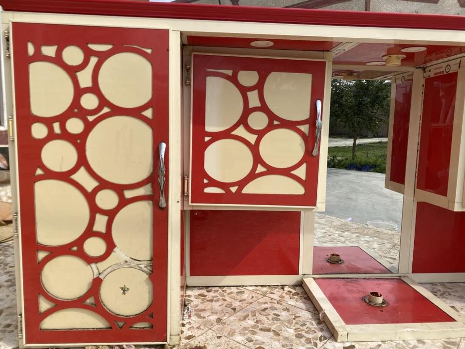 سلام عليكم كاونتر ألمنيوم مستخدم مثل ما موضح بالصور وتصليحة بصيط كاونتر نضيف فقط كسر بي السعر قيم باليرضي بي الله العنوان بغداد الحسينية التواصل ع رقم *********** .
