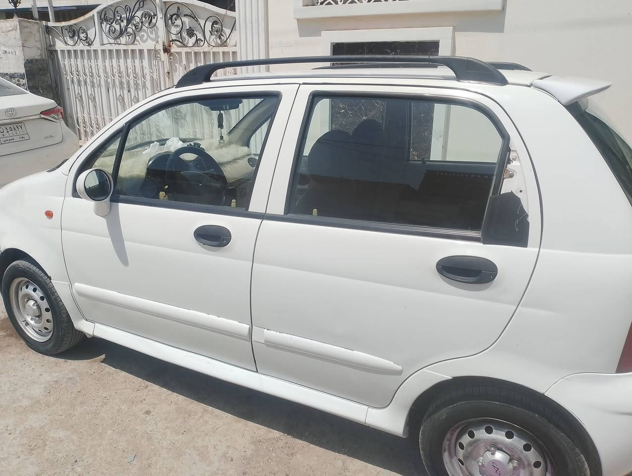 سلام عليكم كيو كيو موديل 2010سيارة نظيفة محرك كير تبريد خير من الله مابيها لا ضربه ولا صبغ بيها تلحيظات بسيطه بس كلج مال الكير والباقي مكفول سعرها 24ويبها مجال بغداد بسمنا لاتصال وات ساب ***********
