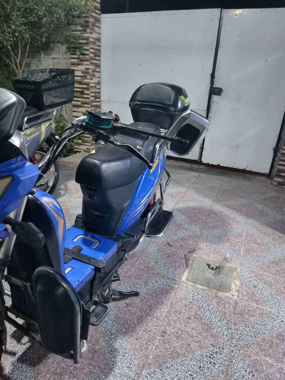 السلام عليكم 
موطور شحن للبيع كلشي شغال بي
 بطاريات كلهن فول
اشاير لايت عالي وناصي
هورن وكلشي
***********
يرهم مراوس

