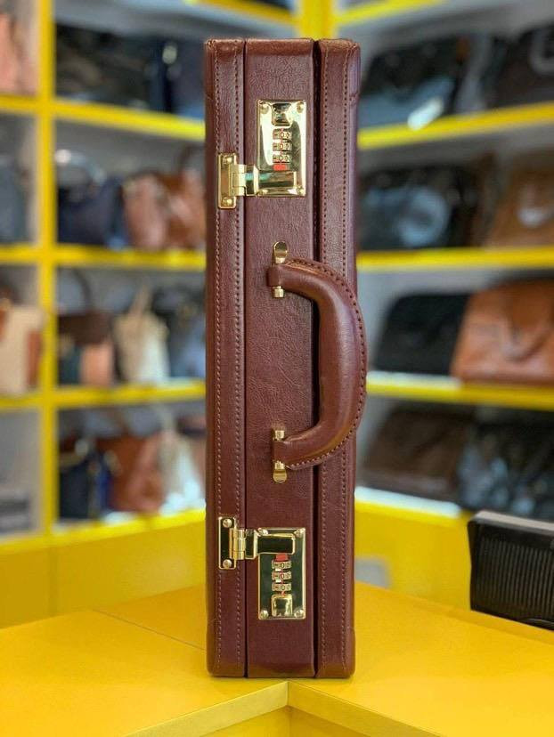 فديو طريقة تغير الرمز في الحقيبة الدبلوماسية للزبون 
  
متوفر اللون البني غامق فقط 
سعر البيع المناسب : 48,000 شامل التوصيل 

حقيبة دبلوماسية جلد بني


**إذا كنت صاحب هذا الإعلان وتريد حذفه لأي سبب، رجاءا أرسل رسالة إلى الدعم الفني**