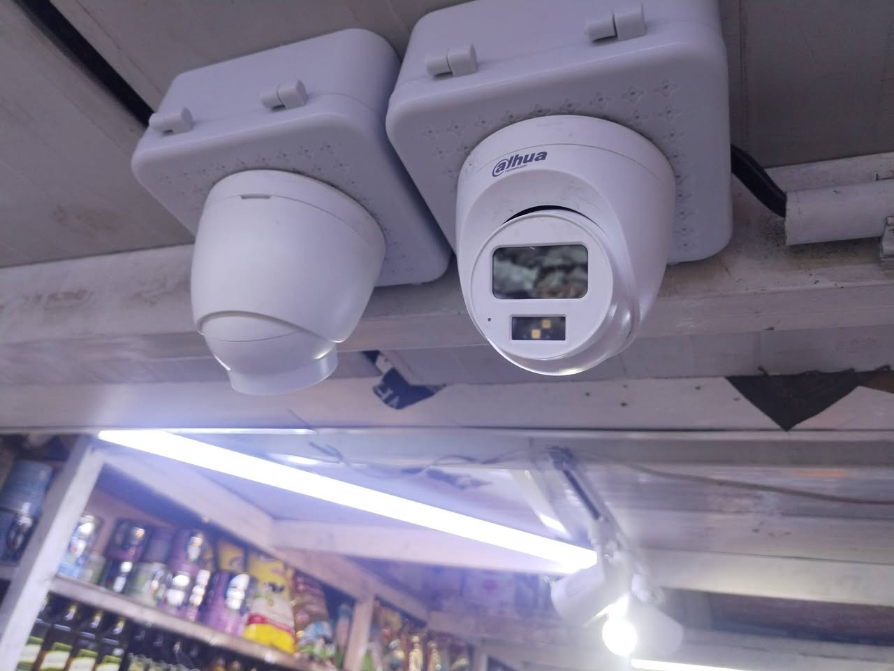 نقدم لزبائنّا الكرام خدمات تنصيب وتجهيز أنظمة كاميرات المراقبة بجميع أنواعها، وتشمل الكاميرات الشبكية (IP) والكاميرات التناظرية (Analog)، بمختلف الموديلات والاستخدامات الداخلية والخارجية، مع تنفيذ متكامل يشمل دراسة الموقع، تحديد أماكن التنصيب بدقة، التمديدات، البرمجة، والربط مع أجهزة التسجيل لضمان أفضل تغطية وأعلى جودة تصوير.
كما تشمل خدماتنا تنفيذ وتوزيع شبكات الإنترنت السلكية واللاسلكية، ربط النقاط، برمجة أجهزة الشبكات، وتنظيم البنية التحتية للاتصالات بما يضمن الاستقرار والكفاءة.
ونقوم كذلك بتنصيب الأنظمة الصوتية، أنظمة النداء العام، وأنظمة الاتصالات الداخلية (البدالات والإنتركم)، مع الضبط والاختبار الكامل للنظام.
إضافةً إلى تنفيذ أنظمة السلامة والأمان، وتشمل أنظمة إنذار الحريق، حساسات الحركة، وأنظمة الإنذار المبكر، وفق المواصفات الفنية والمعايير المعتمدة، مع التسليم النهائي للنظام جاهز للعمل وبكفاءة عالية.
***********
***********
