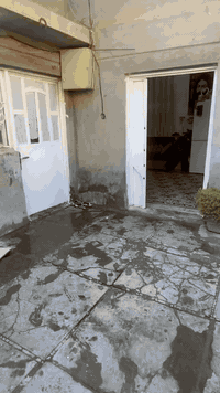 سلام عليكم بيت البيع ديوانيه دغاره قرب جامع كبير تجاه حسينيته الصدريه مساحة البيت 200متر مكون البيت من ￼استقبال وصالة￼ وغرف أثنين ومطبخ ومكشوفات￼ أثنين رقم ***********
