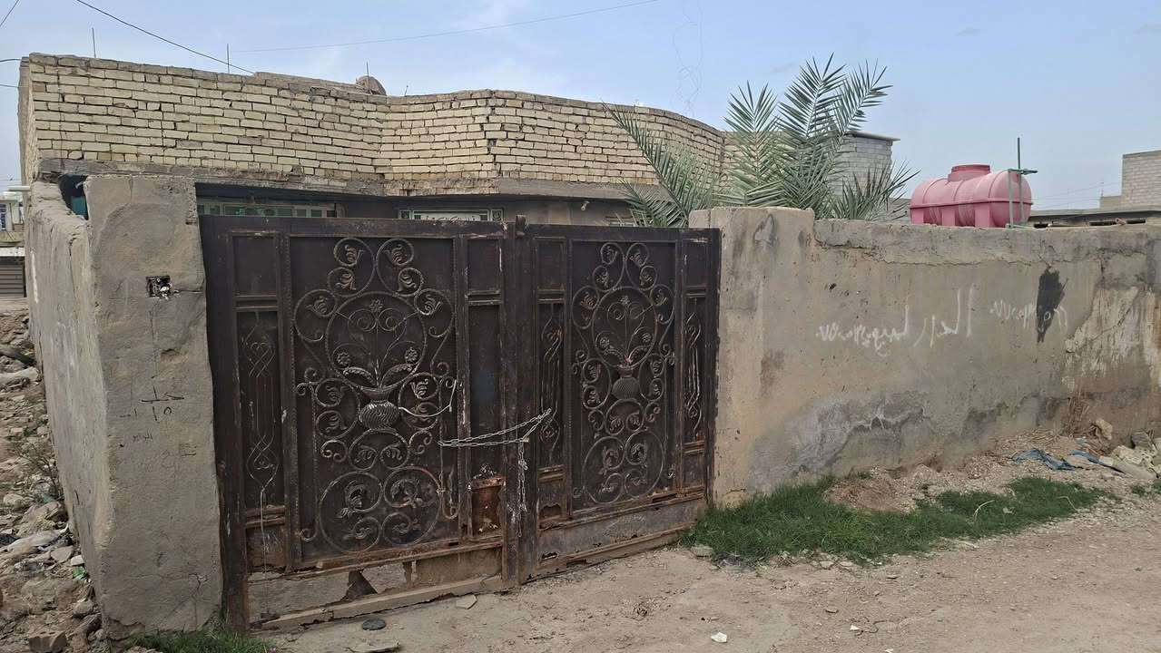 يالله توكلنا على الله يوجد بيت بناء قديم مساحة ٢٠٠م غرفتين صاله ستقبال موقع البيت الخماس مقابل الانواء الجويه الخماس شارع المعارض ثالث بيت عن الشارع قريب الشارع الاستفسار الاتصال
***********
***********

قريب الشارع العام موقع حلو
