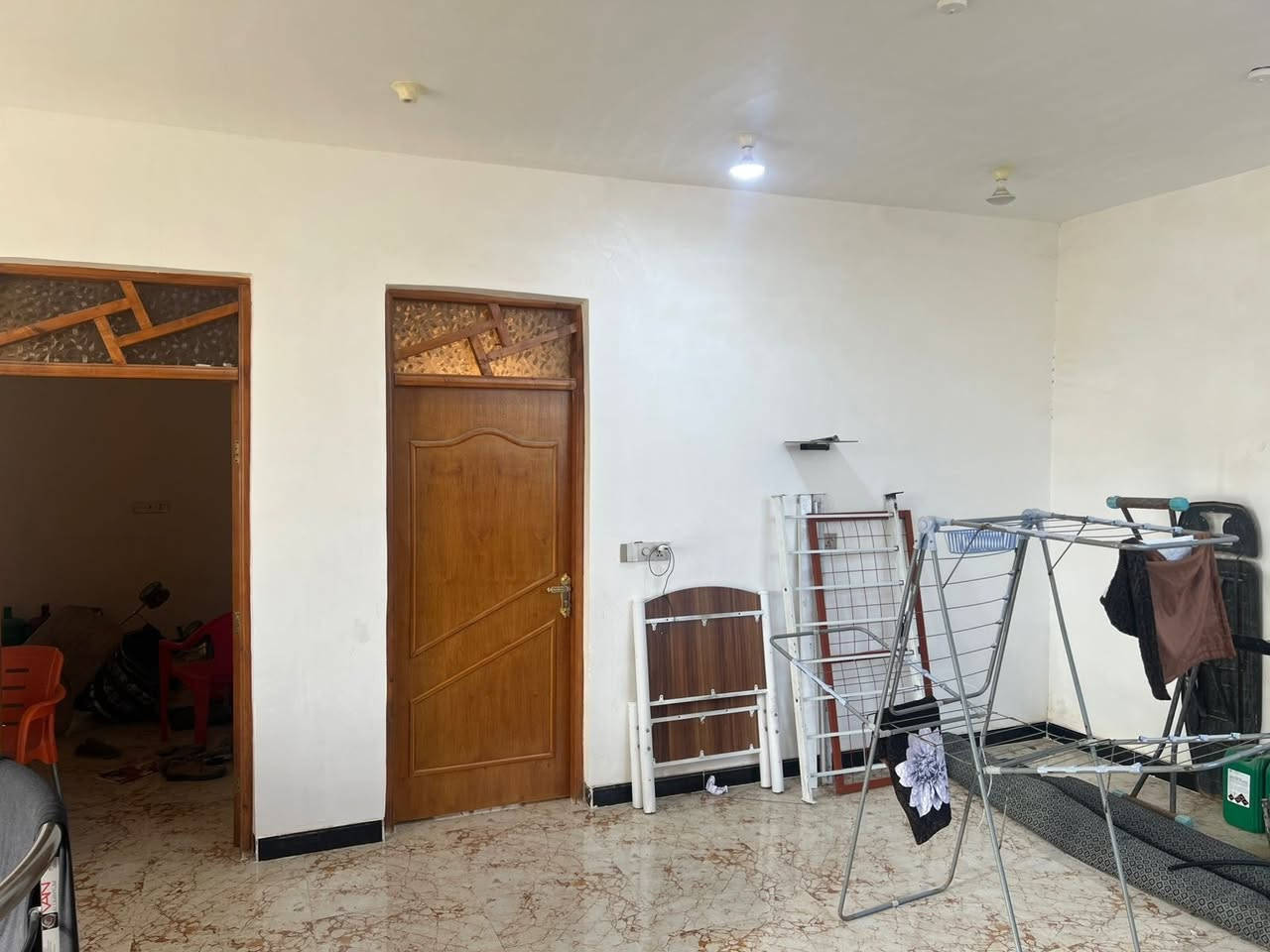 دار طابقين للبيع مساحته 230متر🟥 نظيف بناء حديث 🟦
--يحتوي الطابق الاول 
على غرفتين نوم وهول وصالة واستقبال ومطبخ  وصحيات داخلية وخارجية وگراچ 
والطابق الثاني يحتوي على غرفتين نوم وهول وصحيات 🟥
⬅️مبني من الطابوق🔲
⬅️ السقف صب كونكريت 🔲
⬅️الأرضية والجدران سيراميك🔲
⬅️نوع العقار طابو زراعي مرقم 🚨
⬅️الدار مرتب فووول درجة اولى واحلى من الصور🚨

السعر//125مليون قابل للتفاوض 🟥
العنوان // كوت ــحي الحكيم الاولى  -- شارع گاله 🟦
  
    ===================  
للاستفسار الاتصال على الارقام التاليه ⬇️⬇️
📳📳*********** 📳📳
📳📳*********** 📳📳
📳📳*********** 📳📳
مكتب دلالية اهل الديرة للعقار 🏨🏨
