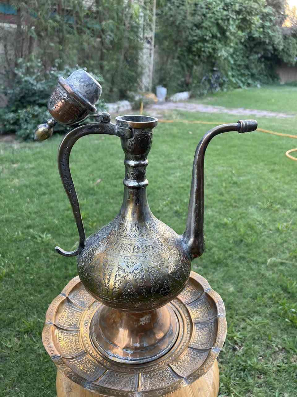 ابريق ولكن نحاس منقوش
القياس الارتفاع 55 سم 
            الابريق 43 سم
            اللكن 12 سم
السعر ٢٥٠ الف 
واتساب ***********
