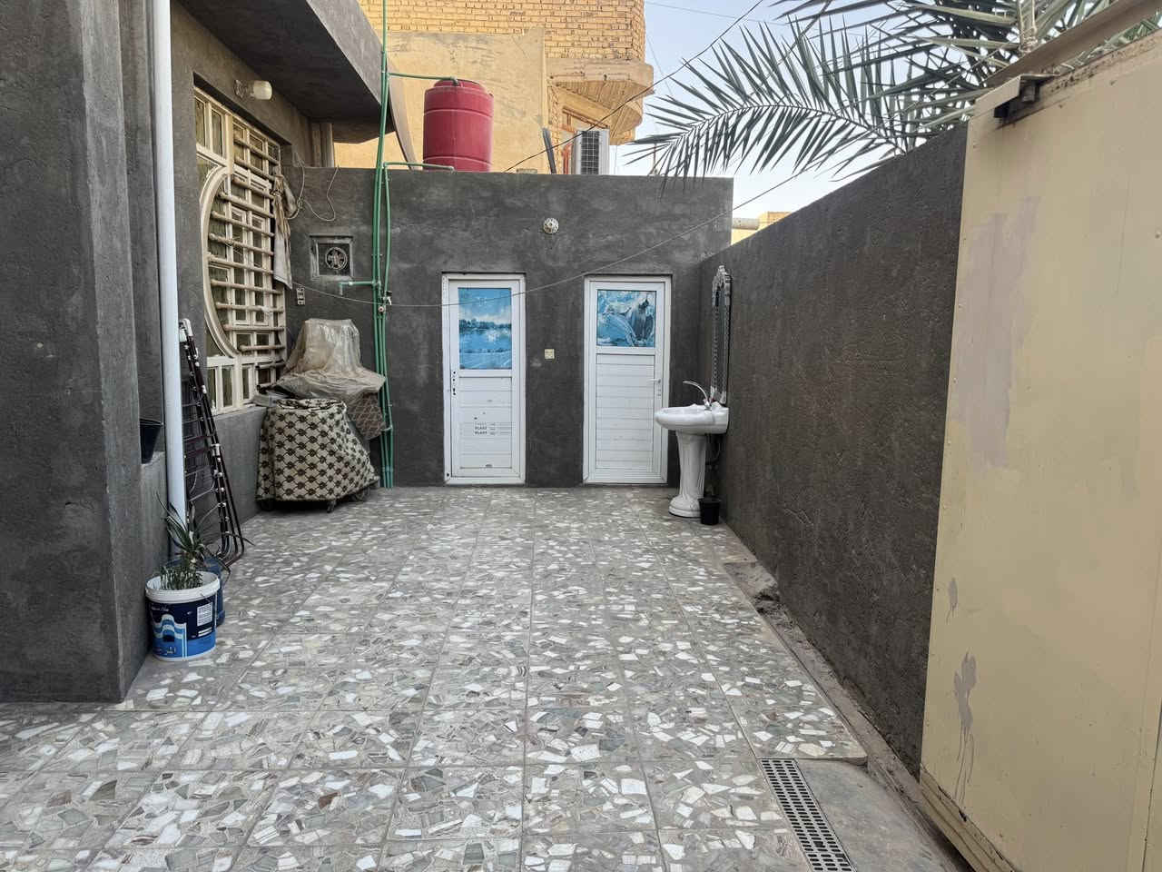 بيت للبيع في الحولي عمود رقم 1 خلف ملعب النجف الدولي خلف شارع 30 المساحه 200 متر طابقين بناء جديد طابو صرف
يحتوي الطابق الاول على حديقه خارجيه 
طارمه كبيره وتخاريج داخليه وخارجيه 
استقبال 7*4 فوقها غرفه 
مطبخ 5*4 فوقها غرفه
صاله 8*4
وغرفه 5 ونص* 4 ونص فوقها غرفه
وصحيات وثنين مكشوفات 
الطابق الثاني يحتوي على صاله و 3 غرف نوم وصحيات 
مطلوب 17 مليون للمصرف العقاري 
للاستفسار الاتصال 
***********
