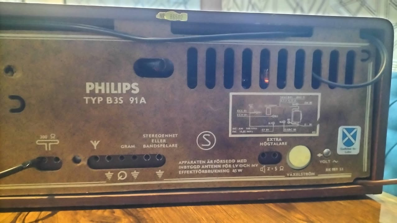 راديو فيلبس انتيكا لمبات انتاج نهاية الخمسينات مصنوع من الخشب وواجهة معدنية زيتونية نادرة جدا ضمن اصدارات هذه الشركة. يلتقط موجات FM وبقية الموجات المتوسطة والقصيرة وذو صوت ستيريو دافئ.
الحالة ممتازة. عرض الجهاز ٥٠ سنتيمتر وطول وعمق ٢٠ سنتيمتر.
الجهاز يعمل بكفاءة كما معروض في الفيديو المرفق، وبسعر ٢١٠ الف، ويتوفر توصيل بتغليف محترف إلى كل المحافظات.


**إذا كنت صاحب هذا الإعلان وتريد حذفه لأي سبب، رجاءا أرسل رسالة إلى الدعم الفني**