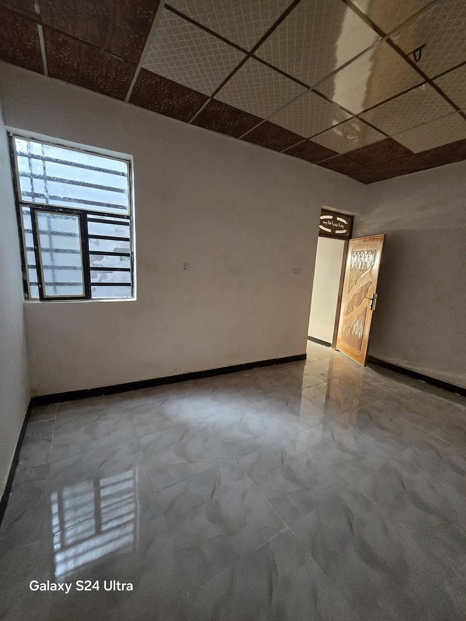 بيت لبيع بشارع المطار الجديد المساحه ١٠٠متر كونكريت مسلح البناء طابوك يحتوي على غرفه وصاله ومطبخ وستقبال ومكشوفه وصحيات وطارمه السعر ٤٥ وبي مجال للستفسار ***********مكتب بركات ام البنين قرب مثلجات سنبله البيت جديدتستلم مفتاح مباشر
