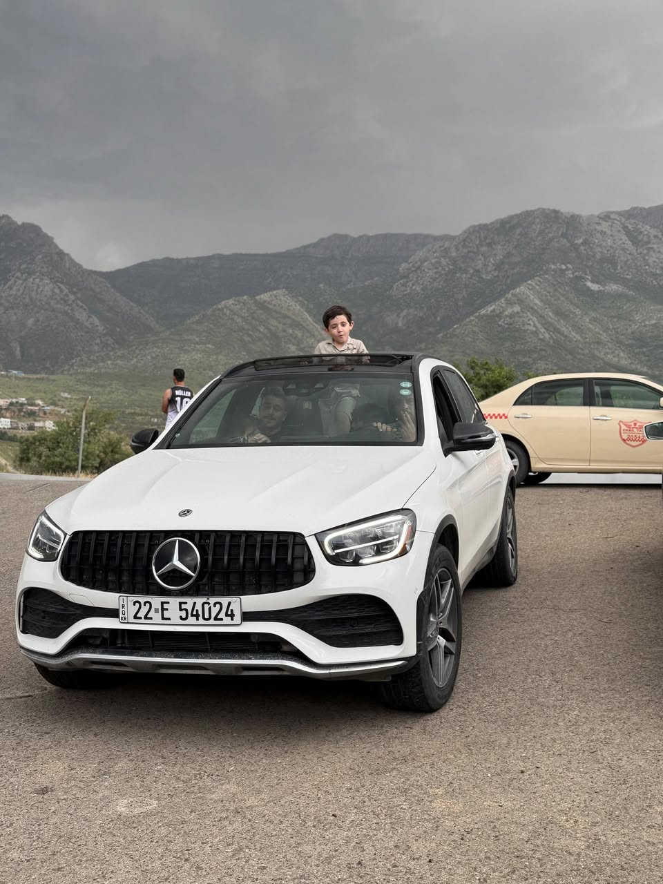 للبيع مارسدس فئة GLC300
موديل20
صندوك كهرباء 
كامرات 360
فول الخير 
حساسات امامي خلفي

داخل السياره لونه ملكي اسود
السياره فور متك 
رقم اربيل تحويل مباشر
ماشيه 60 الف كيلو
السياره بدون صبغ بدون ايرباك فقط دعاميه
كير محرك مكفولات
مكان السياره بغداد 
بنوراما ماوس داخل جلد 
كشنات كهرباء وباقي مواصفات المارسدس
السعر 270$  وبيه مجال بسيط 
واي استفسار اني حاضر 
***********  *********** 

(  )
