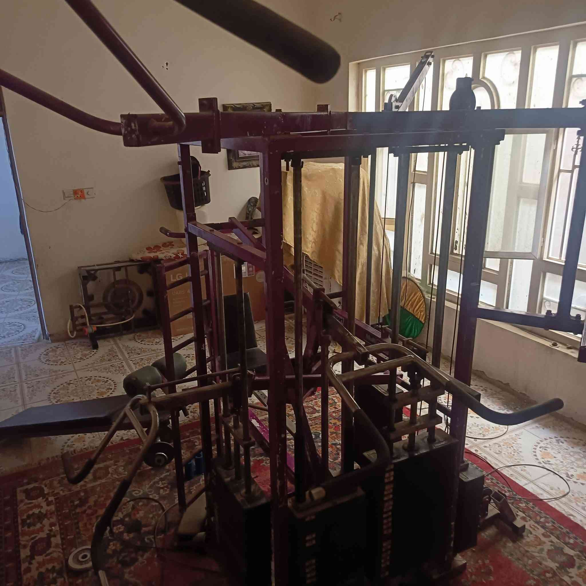 فرصة لعشاق الرياضة.. جيم منزلي متكامل (Multi-Gym) للبيع وبسعر مناسب! 🏋️‍♂️
هل ترغب في بناء جسم مثالي وتوفير مصاريف واشتراكات القاعات الرياضية؟ هذا الجهاز يوفر لك تمرين كامل لكل عضلات الجسم في بيتك وبأقل مساحة.

​أبرز التمارين والحركات التي يوفرها الجهاز:

​تمارين الصدر: بنش مستوي، ضغط صدر جالس (Chest Press)، وتمرين تفتيح الصدر (Pec Fly).

​تمارين الظهر: سحب عالي للظهر (Lat Pulldown) لتوسيع الظهر، وسحب أرضي (Low Row).

​تمارين الأرجل: جهاز دفع أرجل جالس (Leg Press)، وتمرين رفرفة أرجل أمامي لتمرير الفخذ.

​تمارين الأكتاف والذراعين: سحب بايسبس، وترايسبس بالواير العالي، وضغط أكتاف.

​تفاصيل

​الحالة: مستعمل (نظيف وشغال بشكل ممتاز، والوايرات والحديد بحالة قوية).

​الملحقات: مسند بنش متحرك مدمج، بكرات واير متعددة، وأوزان حديدية مدمجة مع الجهاز.

​الموقع: [ واسط - الكوت 

​📞 للتواصل والاستفسار: يرجى المراسلة على الخاص أو الاتصال على الرقم: [***********].

​العنوان:  كوت الفلاحيه للبيع  مناسب

