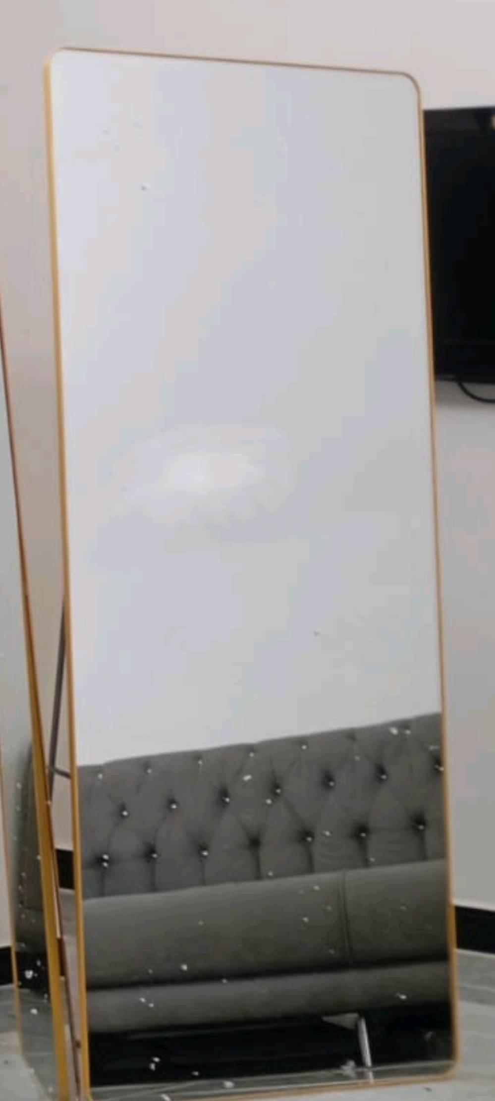 مرايات قياس 70×170 سعر الوحدة 40 الف
كلهن بعدهن بلكارتون هاتف***********
ممكن تذكرلنا وين موقعك بالضبط حتى اللي يريد يشتري يعرف منو يمكم؟: 
العنوان كركوك . روناكي
شكد عدد المرايات المتوفرة هسه، وهل كلهن نفس القياس 70×170 لو اكو أكثر من موديل/شكل؟: 
عدد المرايات 4 . جميعهن نفس القياس
المرايات جديدة 100% لو بيها أي خدش، فطّر، أو مشكلة بالزجاج/الإطار؟: 
جديدة بلكارتون 💯
التسليم شلون يكون: استلام من المكان لو توصيل، وهل السعر قابل للنقاش إذا انشرت أكثر من وحدة؟: 
استلام من المكان . قابل للتفاوض