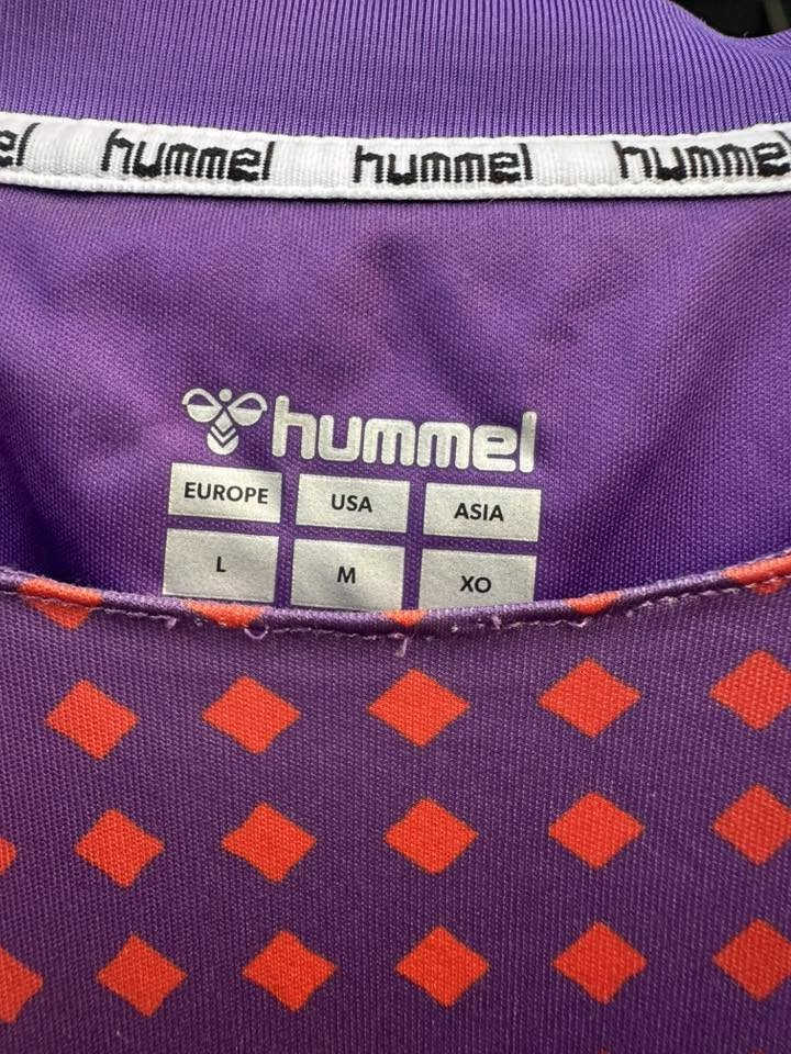 تي شيرت فريق نادي ساوثتهامبتون الانكليزي من ماركة #هيومل #hummel رقم ١٣ القياسات كدامك 
هذا تي شيرت اصلي يسمو فنتج #vintagestyle


**إذا كنت صاحب هذا الإعلان وتريد حذفه لأي سبب، رجاءا أرسل رسالة إلى الدعم الفني**
