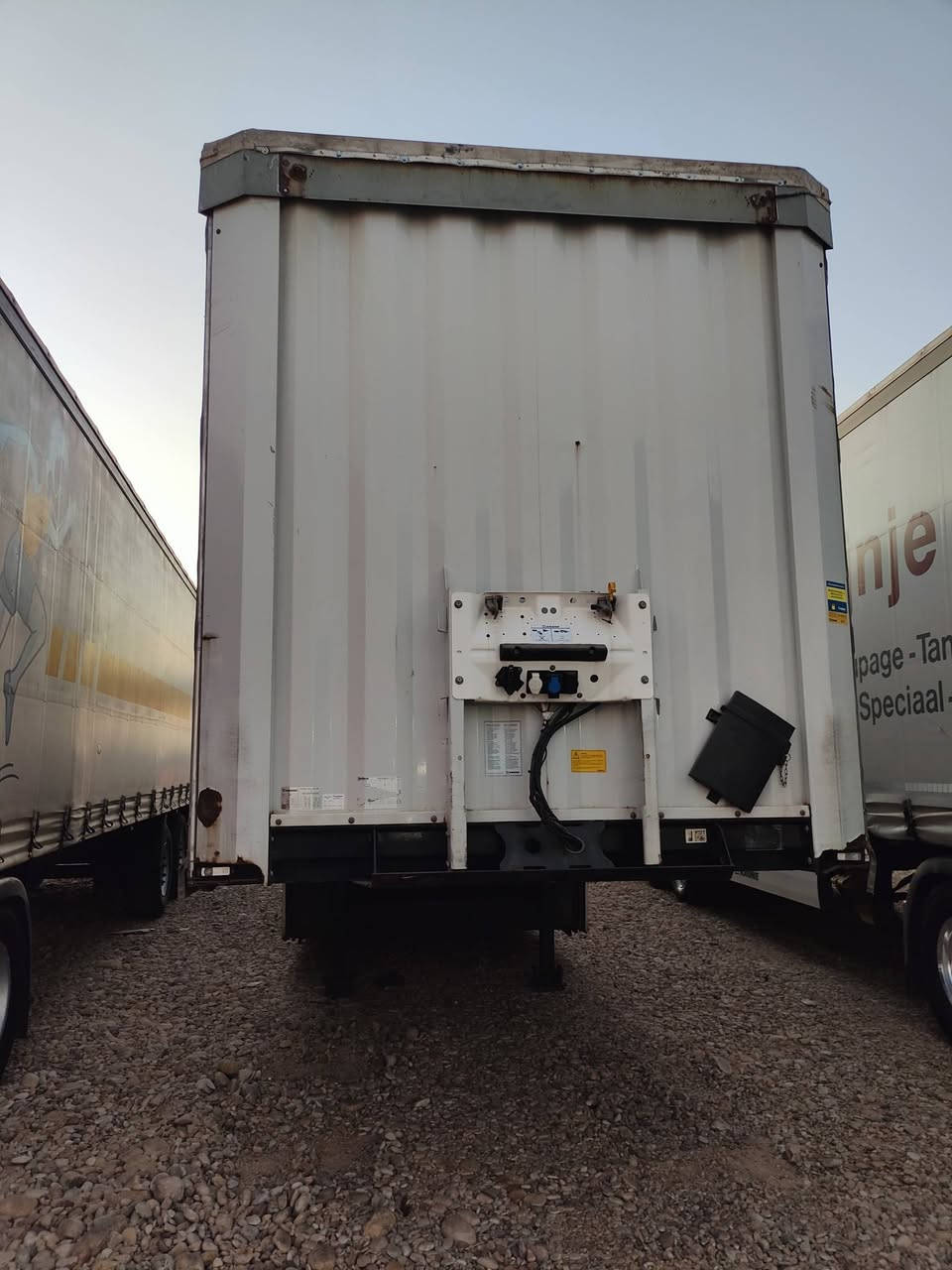 لبيع عربانه كرونة منفيس دخول جديد موديل٢٠١٧ مكان ديالى خانقين
***********
