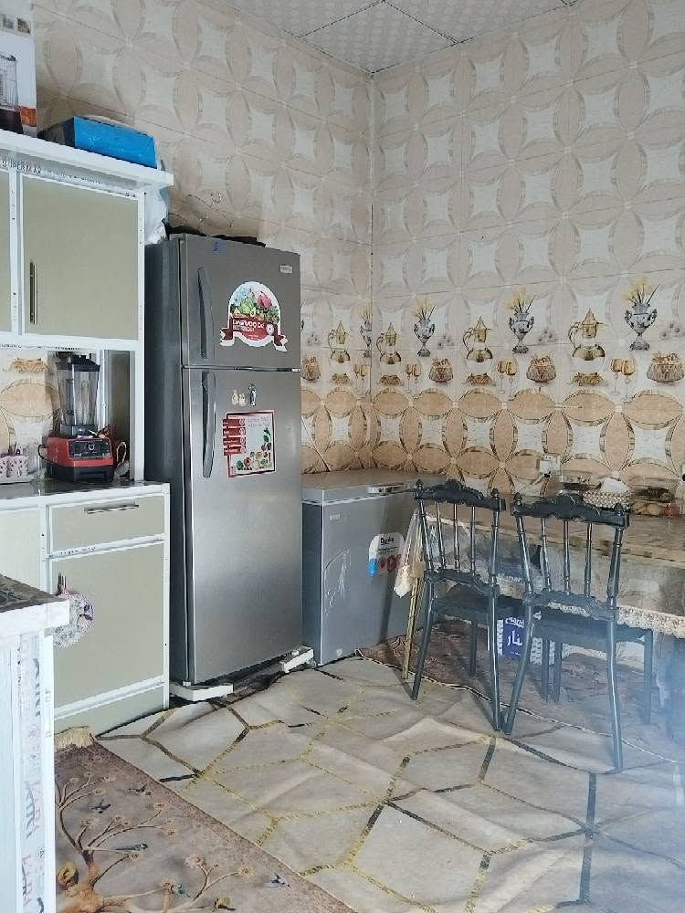 🏡 بيت طابقين للبيع في كربلاء (قرب جامعة كربلاء فريحة) شارع اسواق ركن الجامعة، يبعد 10 دقائق عن الإمام (ع) وقريب من طريق المشاية والمواكب.
البيت يقع على ساحة، ومساحته 100م² - طابقين - سند قرار 25.
البيت جاهز للسكن، كامل ماء وكهرباء، وارضية وجدران.
الأرضي: غرفة نوم، صالة، استقبال، مطبخ، حمام داخلي وصحيات خارجية.
الثاني: غرفتين نوم، صالة كبيرة، مجمع صحيات، بلكونة.
بسعر 78 مليون (وقابل للتفاوض).
📞 للاستفسار اتصل على الرقم: *********** كربلاء, العراق

