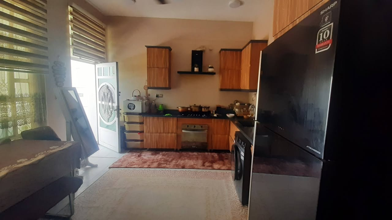 بيت 200 متر حله بداية زوير ثاني ييت عن الشط طابقين اربع غرف نوم هول استقبال مطبخ مجمعات صحيه يباع مع الاثاث او بدونه حسب الرغبه اتصال عالرقم *********** بي واتس

*********** اثير
