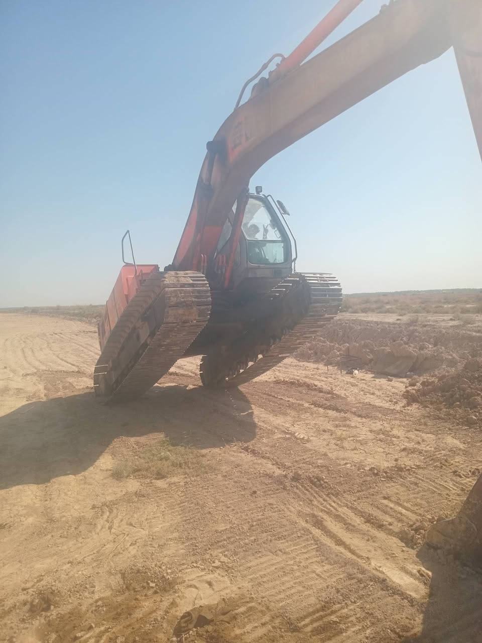 السلام عليكم حفاره هيتاشي تو موديل 93 رقم واسط سنويه  28 السعر 75 ورقه بيها مجال ***********
