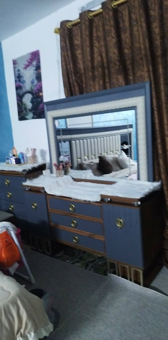 السلام عليكم  غرفه مستعمله نضيفه للبيع 8قطع :***********
