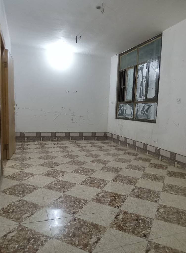 سلام عليكم بناية للبيع مساحة 50متر ثلاثة طوابق  شقة طابقين+مشتمل تحتوي الشقة على صالة كبيرة ومطبخ وصحيات ومنور والطابق الثاني على صالة وغرفة كبير وسطح
ويحتوي المشتمل صالة وغرفة صغير ومطبخ وصحيات في حي الامام علي خلف السوق على شارع 15قريب على نهر الهندية وطريق الزوار يبعد على كيلوين على الامام الحسين للتصال ***********
