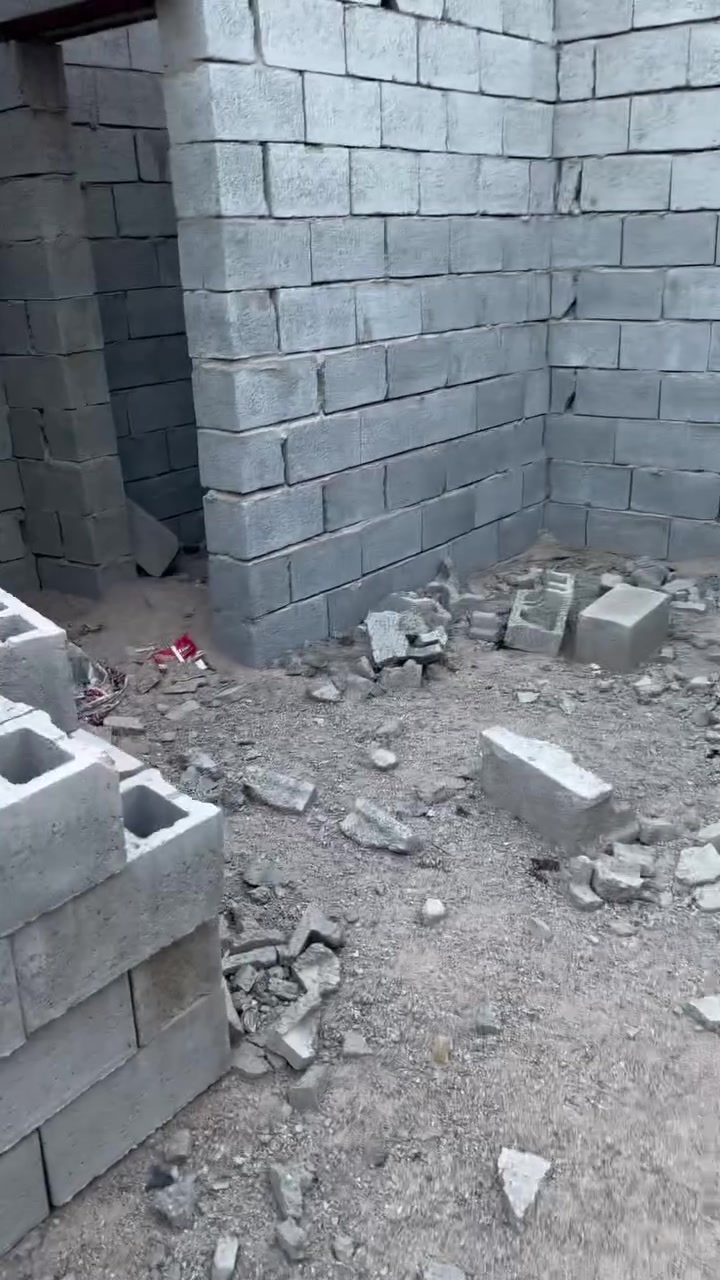 بيت هيكل مساحته 300  ماي وكعرباء قريب علي بس تشترك مكانه وره معارض الزبير  سعره 16محتاج وريد ابيع ***********
