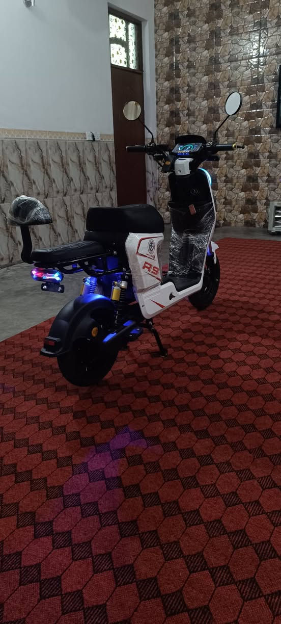 سلام عليكم R9للبيع 2025جديدة مستعملة 15يوم كلشي بيهة يشتغل مابيهة اي نقص سيباية و بايدرات موجودة 5بطاريات 2كارتات 2سويجات ريموت1كلشي بيهة بلادي وشغال السعر425بيهة مجال قليل 
مكاني بغداد حي البتول قرب الجسر الفرنسي 
/ للتواصل***********/
