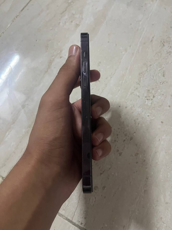 آيفون 14 برو ماكس ذاكره 256 دبل خط الجهاز مبدل شاشه فقط وشاشه كلش حلوه وألوانها تخبل وضهره مكسور مثل ما واضح بالصوره بطاريته ٨٠ الجهاز سعره ٥٥٠ قفل التواصل على هذا الرقم ***********
