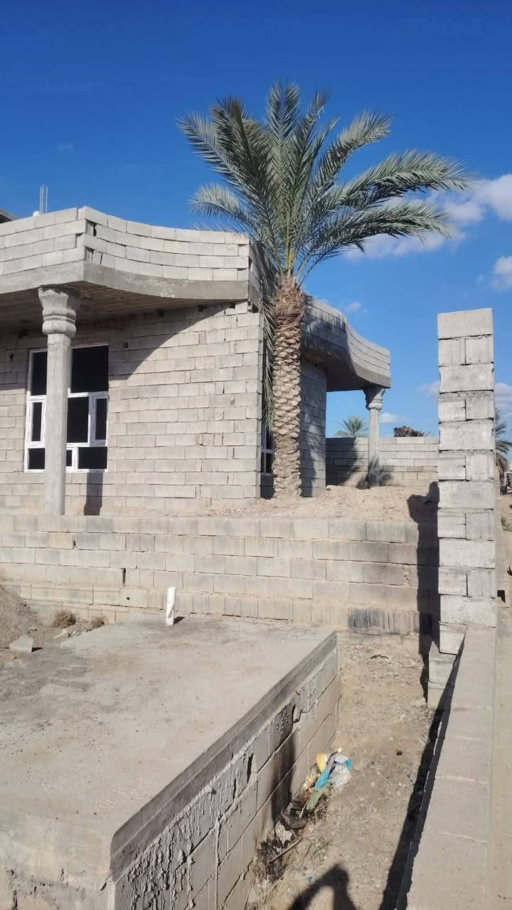 سلام عليكم ورحمة الله وبركاته للبيع بيت واجهيتين  هيكل كامل شقل درجه اوله
تسليح 60x40 أساس + ارتفاع متر 
يتكون من غرفتين 5x4
صاله 4x9
مطبخ 5x5
استغبال 4x6
كلدور 
المساحة الكلي 380 متر 
بوب حديد ثقيل شبابيك كامل 
بس يحتاج سيراميك معا لبخ فقط 
العنوان مدخل البوهيازع وره مدرسه ثانويه موقع كلش حلو غريب عليك السايدين 50متر ول مصتوصف 
كامل خدمات 
السعر مناسب جدا خاص 
رقم الهاتف *********** خابر ودلل ***********
