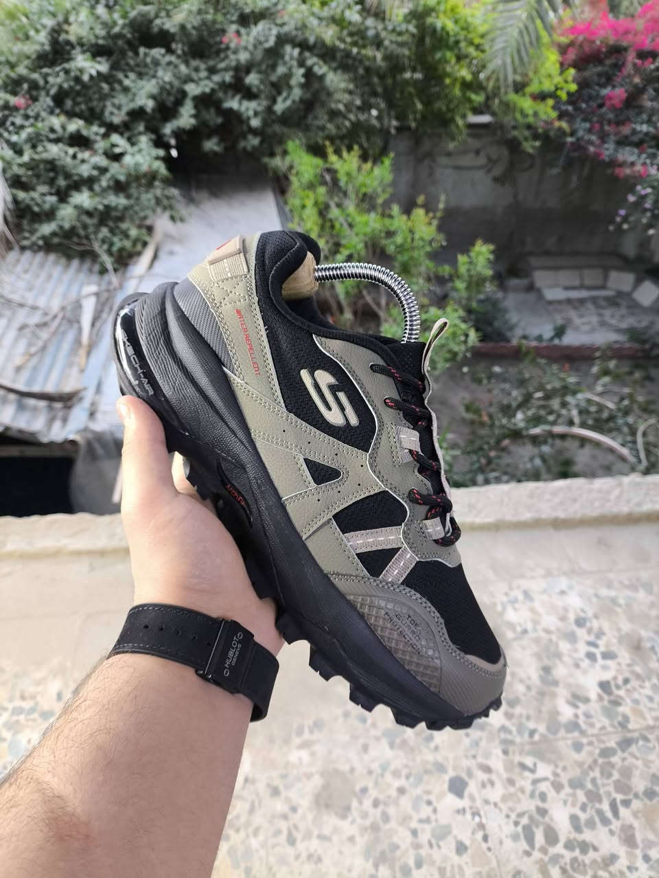 سكتشرز همر (SKECHERS) -
إصدار المغامرات والعمل الشاق 👟
لكل شخص يدور على حذاء يبيض الوجه باللبس ويتحمل كرف، وصل الحذاء المثالي بمواصفات عالمية:

المنشأ: صناعة فيتنامية درجة أولى (High Quality)، تضمن لك الدقة بالصناعة وطول العمر.
تقنية Air-Cooled: الحذاء مزود بفرشة داخلية "ميموري فوم" مبردة، تنطيك راحة خيالية وتمنع تعرق القدم حتى ويه المشي الطويل.
نظام Arch Fit: مصمم ليدعم قوس القدم ويقلل التعب، يعني مثالي للوكفة الطويلة والشغل المتواصل.
مقاومة الماء (Water Repellent): الطبقة الخارجية مصممة لطرد السوائل، يعني ميهمك مطر أو طين، يبقى حذاءك نظيف وجاف.
التصميم الخارجي: مزيج رهيب بين اللون الزيتوني (Pistachio) والأسود، ينطي هيبة ومظهر رياضي خشن يليق بكل الطلعات.
النعل (Skech-Air): نعل ضخم ومريح بامتصاص الصدمات، مع قاعدة "تراي" (Traction) مانعة للانزلاق ومناسبة لكل أنواع الأرضيات.
ليش تشتري هذا الحذاء؟
✅ عملي جداً لأصحاب المهن اللي يحتاجون حركة هواية.
✅ شكل عصري يرهق ويه الجينز والملابس الرياضية.
✅ جودة فيتنامية أصلية تعيش وياك موسم ورا موسم.
قياسات 414 43 44 45 قياس استندر لا كبير ولا صغير 
جمله مفرد 
سعر المفرد 30,000 مع التوصيل 

 متوفر خدمه توصيل كل🇮🇶 
للتواصل ***********📞 واتساب 
  ***********📞 واتساب 
او مراسله صفحاتنا على مواقع 👇🏻👇🏻
https://linktr.ee/6feen
