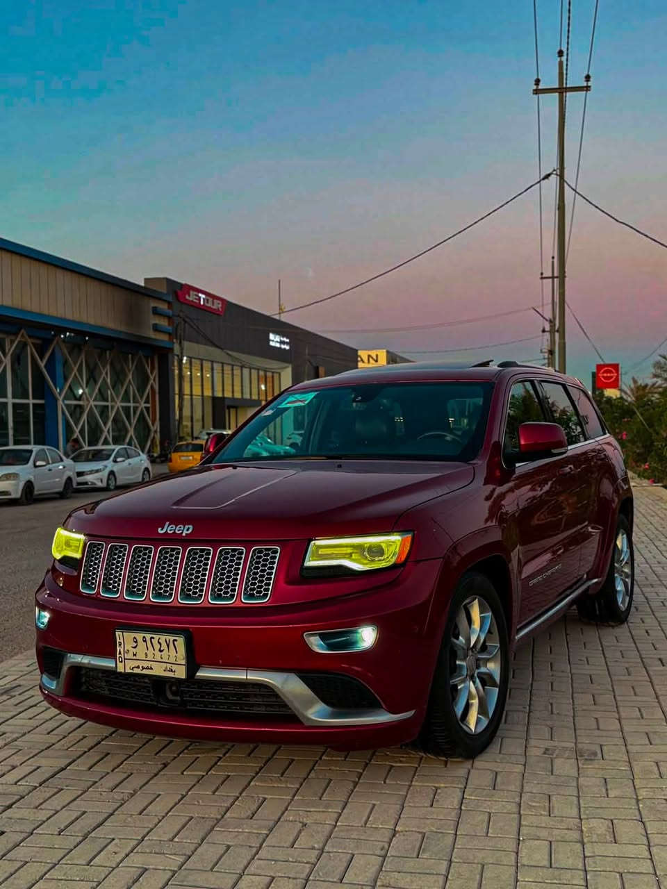 🚗 للبيع: جيب غراند شيروكي سوميت (Jeep Grand Cherokee Summit) موديل 2015 فول مواصفات 🚗
السيارة بنظافة ممتازة ومواصفات السوميت الأصلية العالية (أعلى فئة).
المواصفات العامة والمحرك:
 الموديل: 2015
 الفئة: سوميت (Summit) أصلية
 المحرك: 8 سلندر، سعة 5700 سي سي (Hemi 5.7L) - محرك قوي وجبار
 اللون: كرزي مميز ولمعة ممتازة
 الرقم: بغداد خصوصي
المواصفات والاضافات:
 نظام الجكات الهيدروليك: (Quadra-Lift) تحكم بارتفاع وانخفاض السيارة شغال وجاهز
 أنظمة الأمان والرادار: رادار أمامي تفاعلي، تنبيه تصادم، تحديد مسار، ونظام اطفاء السلندرات للاقتصاد بالوقود (ECO)
 الترفيه: شاشات خلفية أصلية بلاد للمقاعد الخلفية مع شاشة أمامية كبيرة تدعم الخرائط والـ Bluetooth وباقي الأنظمة.
 السقف: بانوراما كاملة
 الداخلية: جلد أسود ملكي نظيف جداً، تدفئة وتبريد بالكراسي، مع إضاءة عتبات الأبواب الترحيبية بكلمة (SUMMIT) باللون الأزرق 
 المظهر الخارجي: ويل كروم كبير الأصلي الخاص بفئة السوميت، لايتات زينون وLED نهارية مميزة، مع حساسات أمامية وخلفية وكاميرا.
حالة السيارة والصدور والصبغ:
 الحادث: قبق جنطة أصلي متبدل، والجاملغ الخلفي بيه صبغ.
 باقي السيارة: مكفول بالكامل (الباقي كفالة عامة).
 السيرفس: السيارة مسوايلها سيرفس كامل وجاهزة من كلشي (حدادية كاملة جديدة، تايرات  جديدة، وما تحتاج أي مصاريف سيارة مغلفة ppf).
📌 المكان: النجف
2026/7/1
📞 للتواصل والاستفسار:
فقط واتساب هذا رقم ( ‭***********‬)
هذا متوفر اتصال على خط (***********)‬
