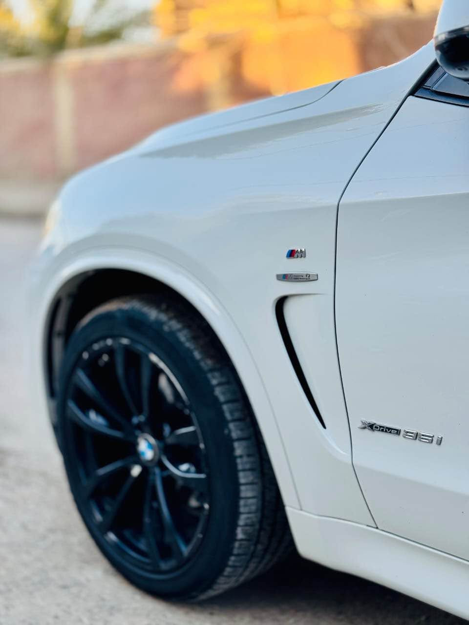 � للبيع | BMW X5 M Package 2016 🔥

✨ هيبة ألمانية • محرك N55 المرغوب • فول مواصفات ✨

🚘 نعمان أوتو | Numan Auto
ثقة التعامل • جودة السيارات

━━━━━━━━━━━━━━━

📊 الموديل: 2016
⚙️ المحرك: N55 3000cc Turbo – 6 سلندر (النسخة المرغوبة)
🏁 الفئة: M Package (كت M بلادي)
📈 الممشى: 199 ألف كم
📄 الوكالة: العروش (Clean وكالة)

━━━━━━━━━━━━━━━

💎 أهم المواصفات:

✅ محرك N55 القوي والمعروف بالاعتمادية
✅ كت M بلادي الأصلي
✅ فول مواصفات
✅ فتحة سقف بانوراما
✅ داخلية جلد فاخرة
✅ تشغيل بصمة + دخول ذكي (Smart Key)
✅ شاشة iDrive
✅ كاميرات + حساسات
✅ وضعيات قيادة متعددة (Sport / Comfort / Eco Pro)
✅ باب خلفي كهربائي
✅ جنوط M رياضية

━━━━━━━━━━━━━━━

🛠 الحالة بكل شفافية:

✔️ بدون صبغ، فقط بارد في الصندوق
✔️ الدعاميات صبغ فقط
✔️ نظافة عالية جداً
✔️ جاهزة للفحص شرط الفحص

━━━━━━━━━━━━━━━

📍 الموقع: بغداد
📞 ***********
📲 واتساب / اتصال

لأصحاب الذوق الرفيع، سيارة تجمع بين الأداء، الفخامة، والاعتمادية، وجاهزة للاستخدام مباشرة.

#BMW #BMWX5 #X5 #BMWF15 #N55 MPackage نعمان_أوتو بغداد العراق سيارات_للبيع بعقوبة, ديالى
