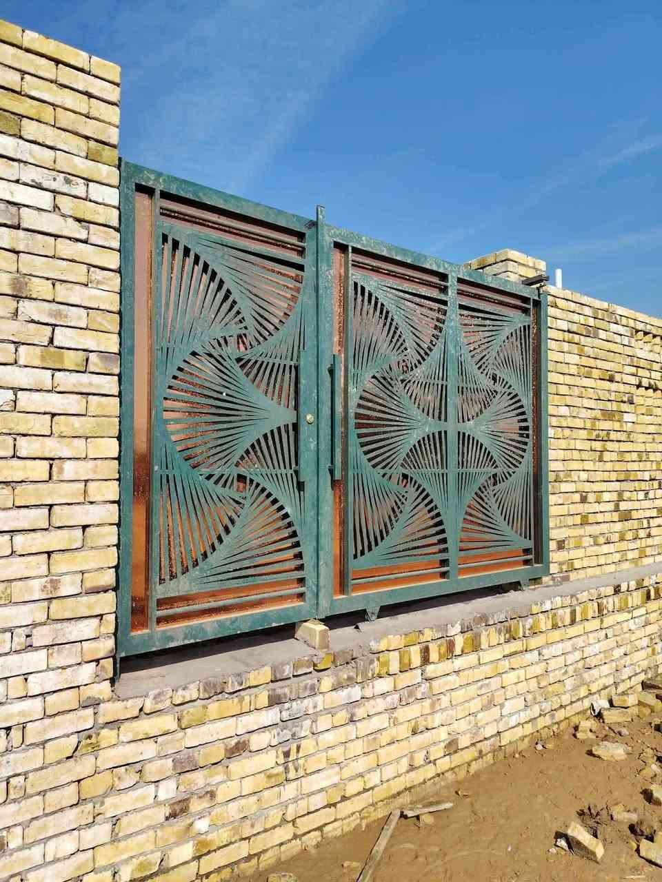 السلام عليكم هيكل للبيع واسط حي الحكيم شارع الوائليه يحتوي على غرفتي النوم وصاله واستقبال وصحيات وطرمه وكراج بناء طابوق كافه خدمات من مجاري مرقم قبل البلديه سنه 25 طابوا زراعي المساحه 180 السعر خاص المراجعه دلاليه سيد حيدر ***********
